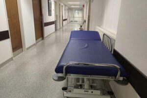 Zahlreiche Frauen in einem Krankenhaus, als Symbol für steigende Behandlungen von Endometriose.