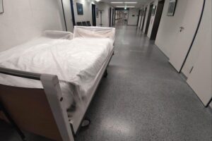 Krankenhausmitarbeiter diskutieren, während sie Reformvorschläge für die Patientenversorgung vorbereiten.