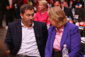 Lars Klingbeil und Bärbel Bas diskutieren über Herausforderungen der SPD nach Wahlschlappen.