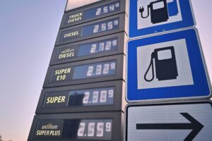 Tankstelle mit steigendem Kraftstoffpreis, der Inflation und wirtschaftlichen Herausforderungen symbolisierend.