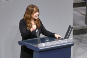 Ricarda Lang spricht über Wahlerfolge und Bürgermisstrauen gegenüber Parteien während einer Veranstaltung.