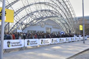 Vielfältige Buchstände, Menschenmengen und internationale Aussteller auf der Leipziger Buchmesse 2026.