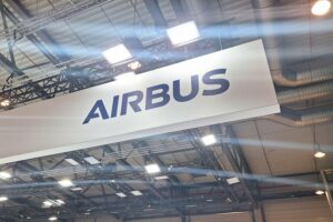 Ein Airbus-Logo, Symbol für europäische Luftfahrtkooperation und moderne Verteidigungstechnologie.