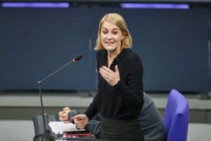Nicole Gohlke und Lea Reisner diskutieren Positionspapier zur Israel-Politik der Linksfraktion im Bundestag.