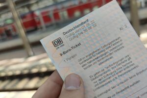 Politiker diskutiert 9-Euro-Ticket als Alternative zu hohen Spritpreisen; Fokus auf Verkehrswende.