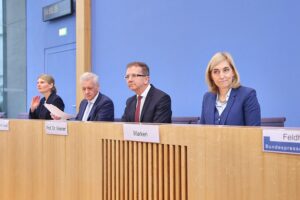 Gesundheitskommission präsentiert Vorschläge für gerechtere Krankenversicherungsreform im Schweriner Landtag.
