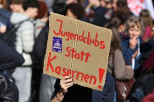 Schüler demonstrieren friedlich gegen Wehrdienstpläne, fordern Bildung und soziale Sicherheit für die Zukunft.