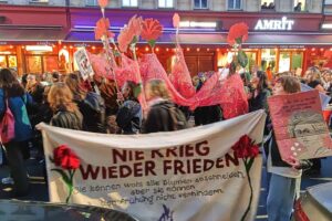 Frauen demonstrieren für Gleichheit und gegen strukturelle Benachteiligungen am Internationalen Frauentag.
