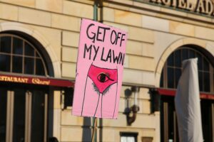 Demonstrierende Menschen halten Plakate für Frauenrechte und gegen sexuelle Gewalt in Berlin.