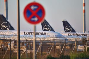 Lufthansa-Flugzeuge am Flughafen, während ein Streik der Piloten und Crews angekündigt wird.
