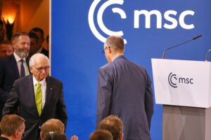 Wolfgang Ischinger und Friedrich Merz diskutieren europäische Sicherheit und Nahost-Initiativen im Kontext Krieg.