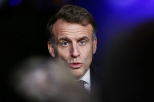 Emmanuel Macron spricht über nukleare Abschreckung in Militärbasis, Hintergrund sicherheitspolitische Herausforderungen.