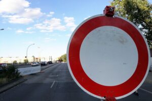 Bild einer halbseitig gesperrten Brücke, symbolisiert den Schutz maroder Infrastruktur in Deutschland.