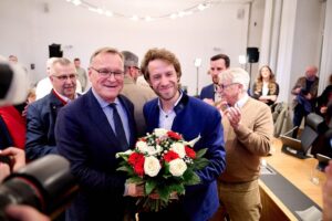 Oberbürgermeister Starke gratuliert seinem Nachfolger Niedermaier zur Wahl in Bamberg.