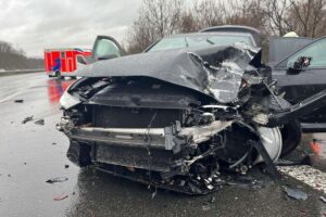A2 Unfälle aufgrund von Aquaplaning: beschädigte Fahrzeuge, Polizei, nasse Fahrbahn, Unfallstellen.