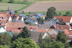 Häuser im Dorf unterstreichen Debatte über Klimaziele und gesellschaftliche Meinungen in Deutschland.