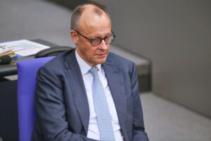 Friedrich Merz und Frank Haun diskutieren über den deutsch-französischen Kampfjet-Projektfortschritt.
