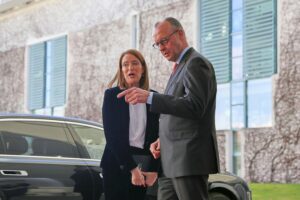 Friedrich Merz empfängt Roberta Metsola im Bundeskanzleramt, Diskussion über EU-Gipfel und Industrie.