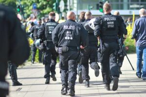 Szenario der Messerattacke in Korb mit Polizei und örtlichen Aufstellungen.
