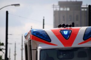 Rettungswagen am Unfallort, Motorradtote, verletzte Sozia, Unfallhergang auf Kreisstraße K332.