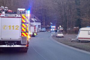 Motorradunfall: Feuerwehr, Rettungshubschrauber und Polizei am Einsatzort, Verletzte wird transportiert.