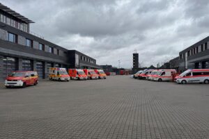 Evakuierung durch Feuerwehr: Kampfmittelfund in Duisburg, Patiententransportzug mit Fahrzeugen und Helfern.