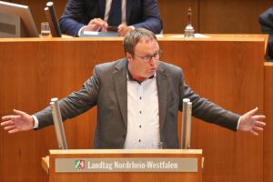 Oliver Krischer diskutiert das Infrastruktur-Zukunftsgesetz und dessen Auswirkungen auf Umwelt und Verkehr.