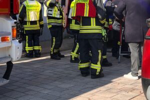 Verletzte Personen nach CO2-Austritt, Feuerwehreinsatz im Kurpark, medizinische Versorgung vor Ort.