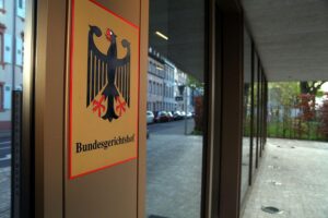 Bundesgerichtshof-Logo, Gerichtsgebäude und symbolische Darstellung von Recht und Gerechtigkeit im Hintergrund.