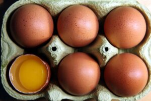 Ein Korb mit frischen Eiern, Symbol für den Eierimport und -verbrauch in Deutschland.