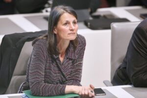 Miriam Staudte, Agrarministerin, diskutiert Herausforderungen der Agrarpolitik und Umweltschutz in Bayern.