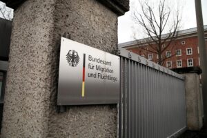 Schutzsuchende Syrer in Deutschland: Widerrufsprüfungen, Erhalt von Schutztiteln und mögliche Abschiebungen.