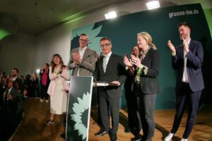 Cem Özdemir bei der Wahlparty, optimistisch über zukünftige politische Zusammenarbeit in Baden-Württemberg.