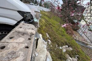 Ein Paketdienstfahrzeug prallt gegen eine beschädigte Mauer in Bad Bergzabern.