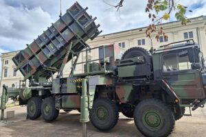 Flugabwehrraketen Patriot, bereit für Lieferung an die Ukraine, im militärischen Umfeld.