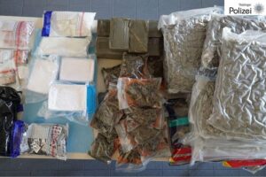Drogenlager mit Betäubungsmitteln, Polizeiaktion in Gotha, Festnahmen von Verdächtigen.
