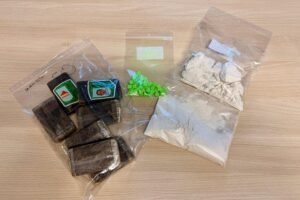 Sichergestellte Drogen und Beweismittel nach Festnahme eines Drogendealers in Chemnitz.