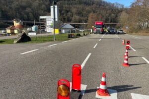 Polizei kontrolliert Lastwagenverkehr in Annweiler, 51 Fahrzeuge mussten umkehren, Durchfahrtsverbot durchgesetzt.