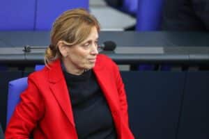 Karin Prien präsentiert Reformen für das umstrittene Förderprogramm "Demokratie leben" in Berlin.