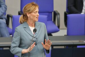 Karin Prien spricht über Reformen in der Kinder- und Jugendhilfe in Berlin.