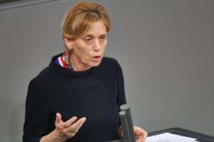 Karin Prien unterstützt Frauenstreik, strebt Gleichstellung und bessere Repräsentation im Parlament an.