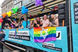 Bundesregierung beim Christopher-Street-Day: Wagen, bunte Flaggen, Menschen feiern Vielfalt und Akzeptanz.