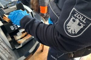 Razzia im Abrissgewerbe: Geld und Beweismaterial gegen Schwarzarbeit sichergestellt.