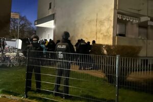 Durchsuchung gegen organisierte Schwarzarbeit: Erfolg, Haftbefehle, Vermögenswerte sichergestellt, zahlreiche Festnahmen.