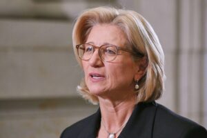 Anke Rehlinger spricht auf Butscha-Konferenz, betont Menschlichkeit und fordert Verantwortung für Verbrechen.