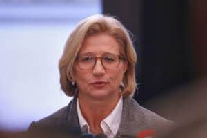 Anke Rehlinger äußert sich gegen Lockerung der Ölsanktionen und fordert schnelles Handeln.