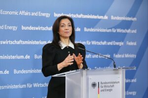 Katherina Reiche diskutiert Preiserhöhungen bei Tankstellen in Berlin, betont Gesetzesinitiative gegen Marktverwirrung.