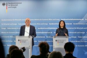 Katherina Reiche und Jürgen Kerner diskutieren die Zukunft der Industrie in Deutschland.
