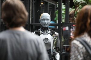 Ein humanoider Roboter in einer futuristischen Umgebung, umgeben von Symbolen für Technologie und Glauben.