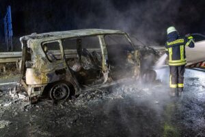 PKW-Brand auf Autobahn, Feuerwehr im Einsatz, verrauchte Umgebung, Sicherheit der Insassen, Verkehr geregelt.